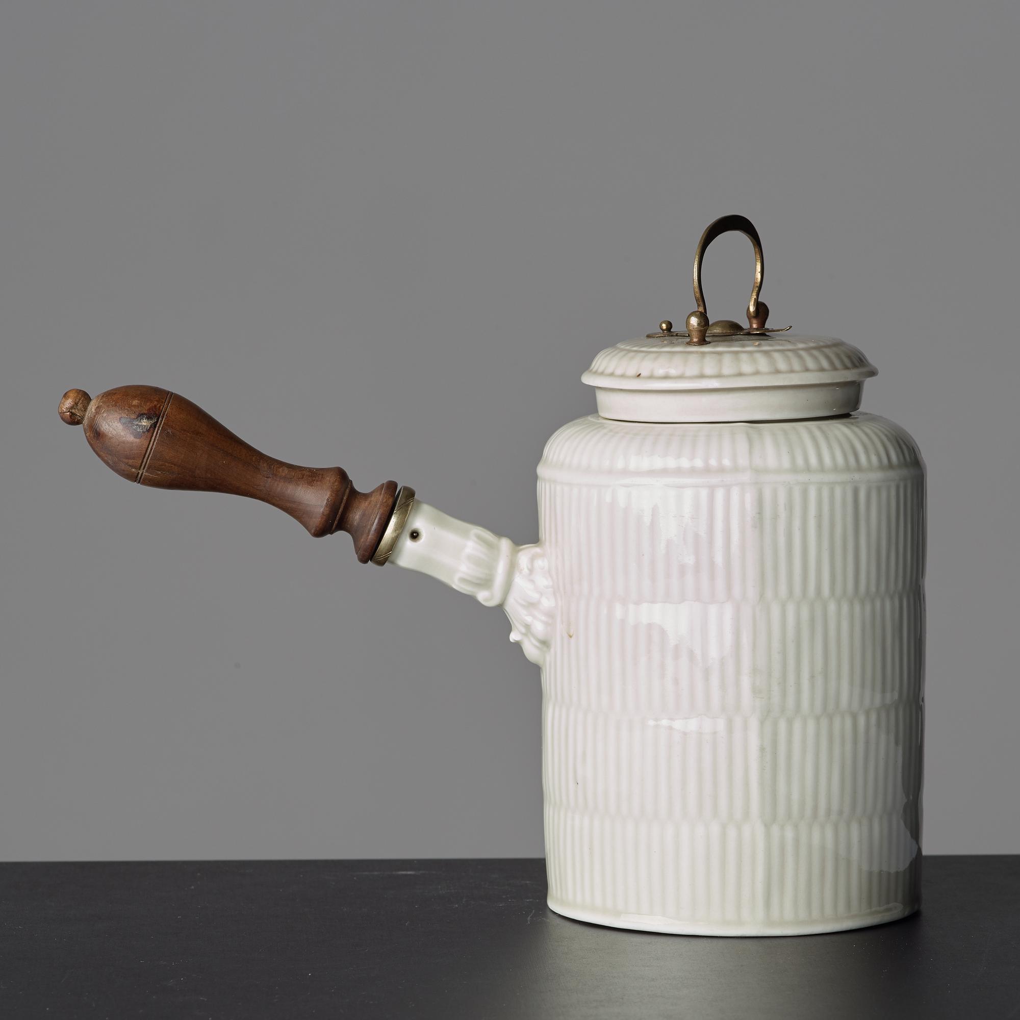 A Meissen chocholat pot with cover, 18th Century.