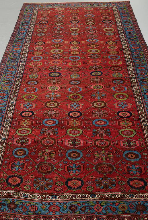 A CARPET, a semi-antique Bidjar kelly, ca 346 x 151 cm (as well as the ends have 1 and 1,5 cm flat weave).