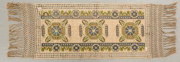 DRAPERI/DUK, linnebroderi, Agda Österberg, Tre Bäckar, Varnhem, omkring 1900-talets mitt. 148 x 62 cm exkl. fransar.