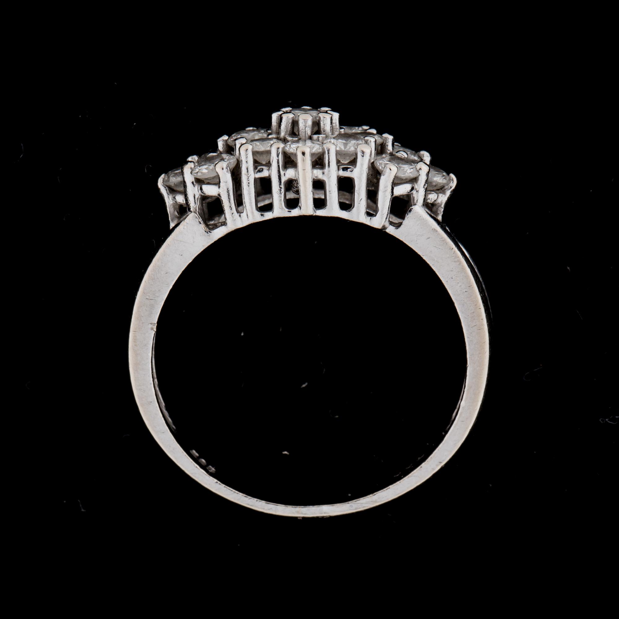 RING, 14k vitguld. Med 15 st briljantslipade diamanter, totalt ca 1 ct. Vikt ca 3,5 gram.