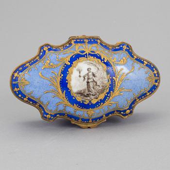 An early 20th century rococo style porcelain box with cover.