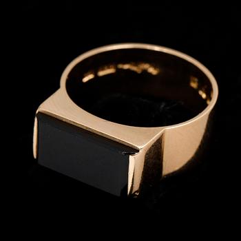 RING, 18k guld med svart sten, Wiwen Nilsson, Lund, 1965.