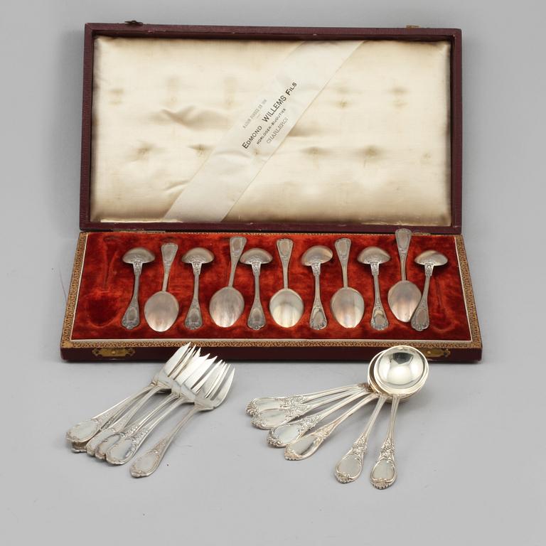 TESKEDAR, 11 st, BULJONGSKEDAR, 6 st, samt TÅRTGAFFLAR, 6 st, silver, 1900-talets början, vikt 600 g.