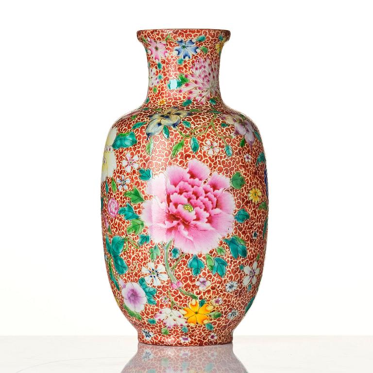 A Chinese vase, 20th century.