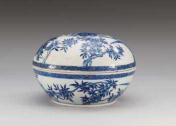 A circular blue and white 'dragon' box and cover, Qing dynasty, period of Jiaqing (1796-1820).