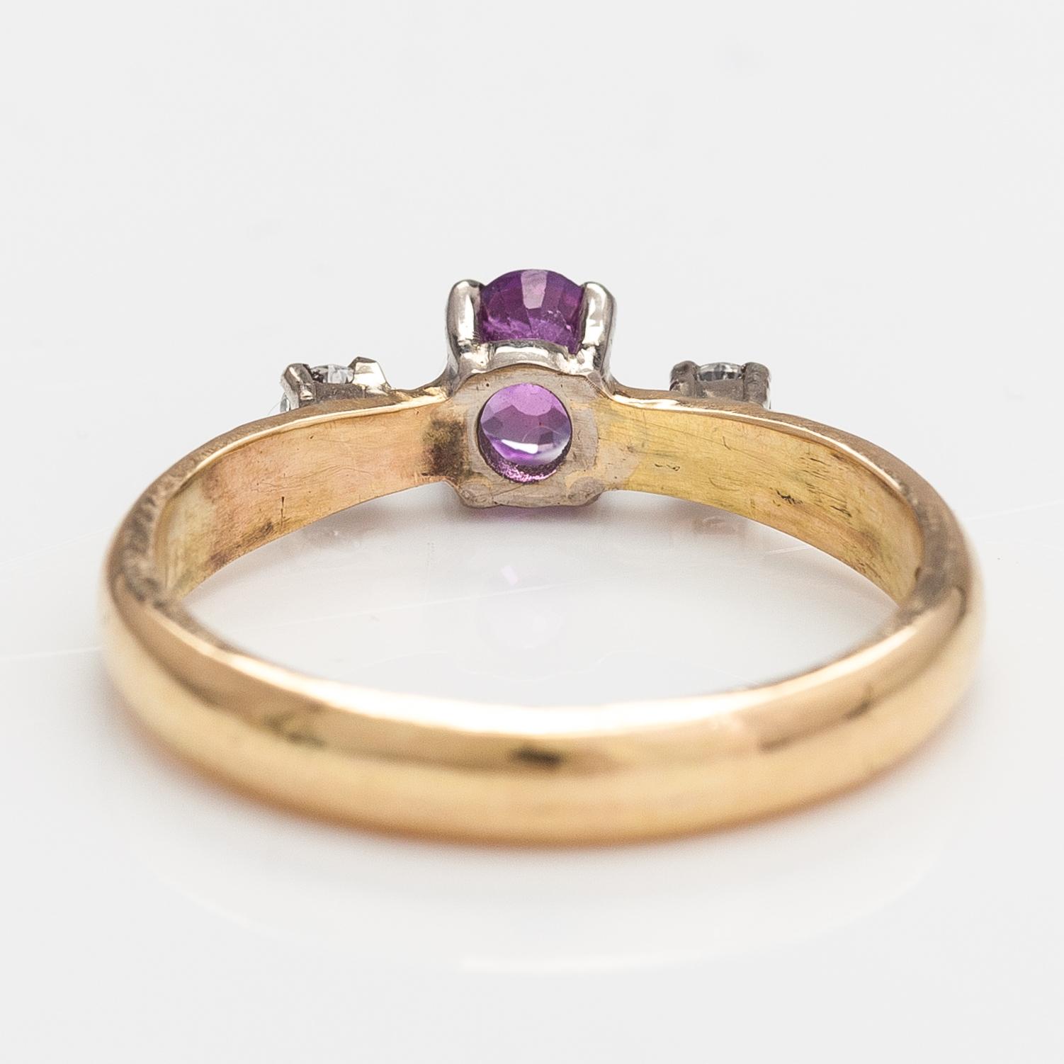 An 18K gold ring with a ruby and diamonds ca. 0.12 ct in total. Lagercrantz Jewellery, Tammisaari 2015.