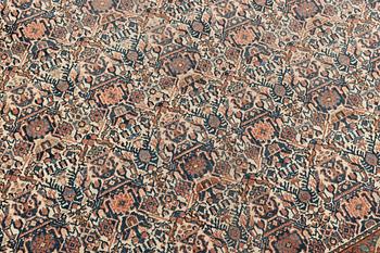 A Heris carpet, 305 x 205 cm.