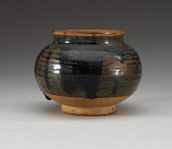 A bronw glazed jar, Song dynasty (960-1279).