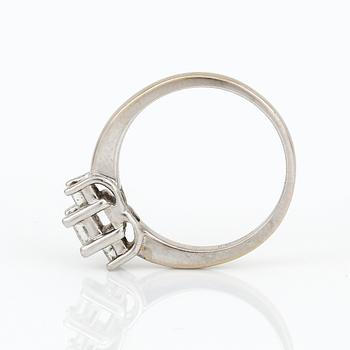 RING, platina med prinsesslipade diamanter, tot ca 0,47 ct. Total vikt ca 3,82 g.