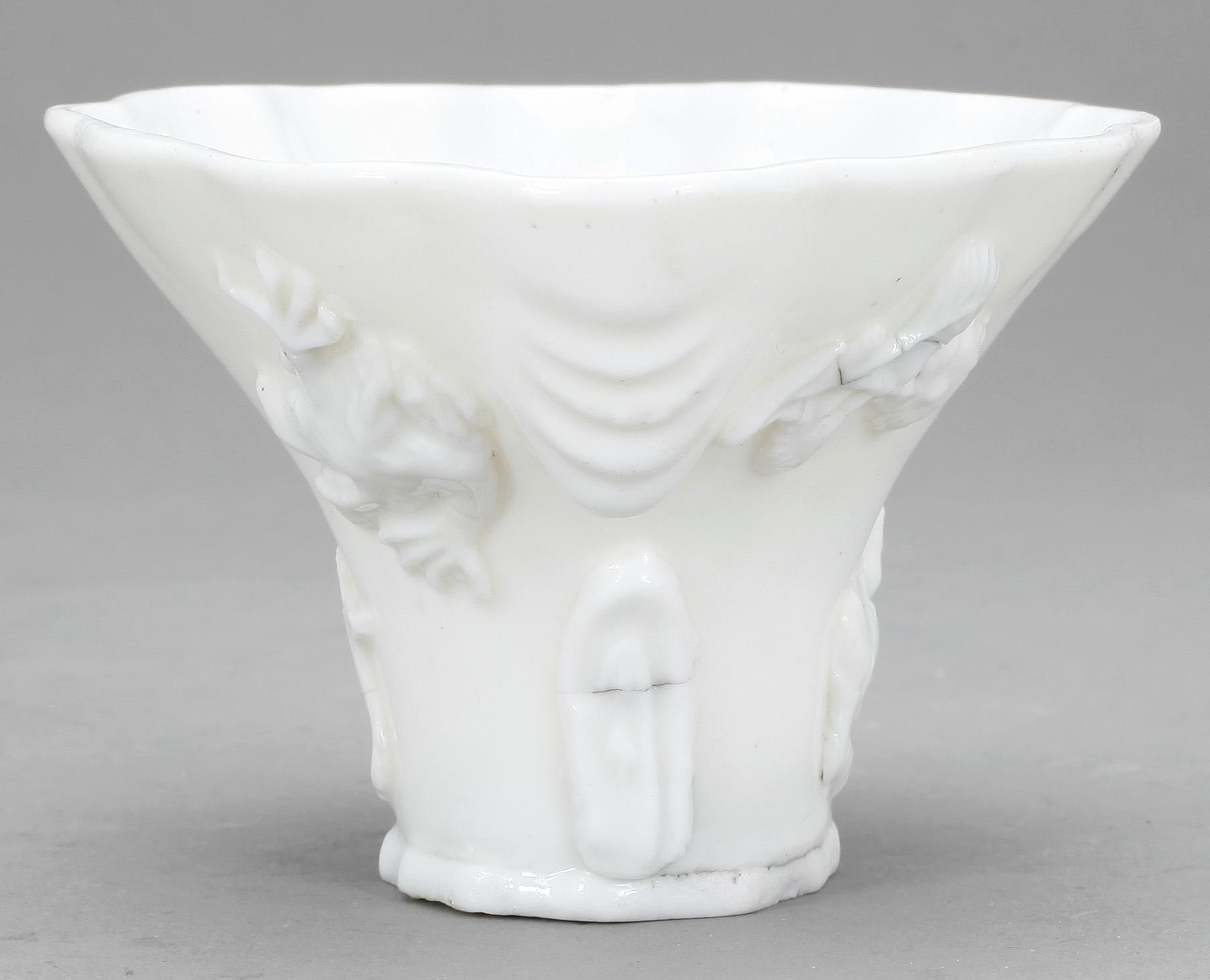 VINOFFERBÄGARE, blanc de chine. Qing dynastin, Kangxi (1662-1722).