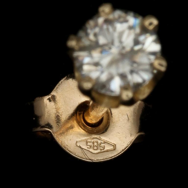 ÖRHÄNGEN, ett par, 14k guld med briljantslipade diamanter tot ca 0,46 ct. Vikt 1 g.