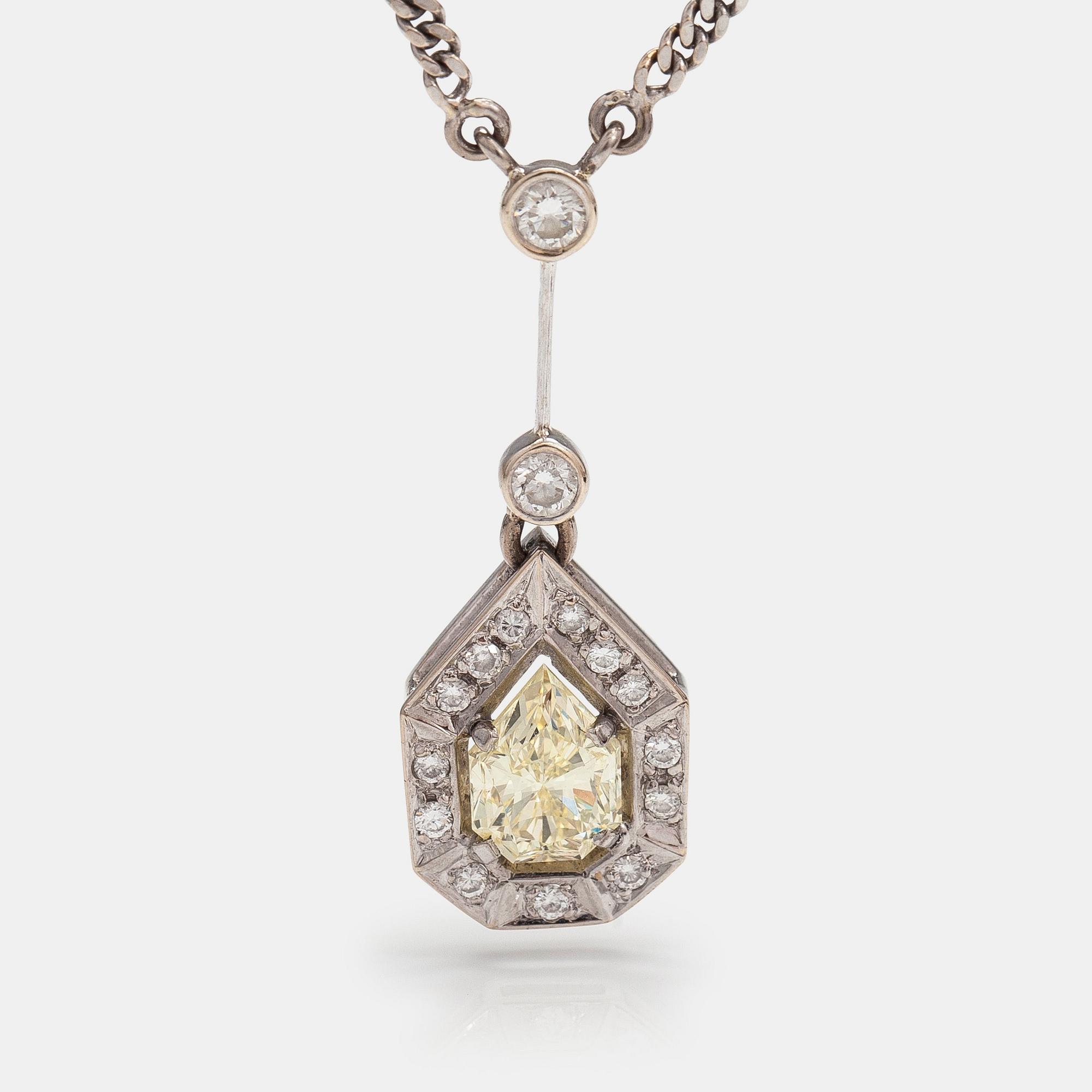 Halsband, 14K och 18K vitguld, empress-slipad diamant ca 1.14 ct och briljantslipade diamanter ca 0.24 ct tot.