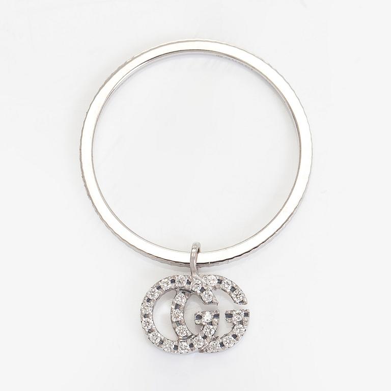 Gucci, sormus, "GG Running Charm", 18K valkokultaa ja timantteja.