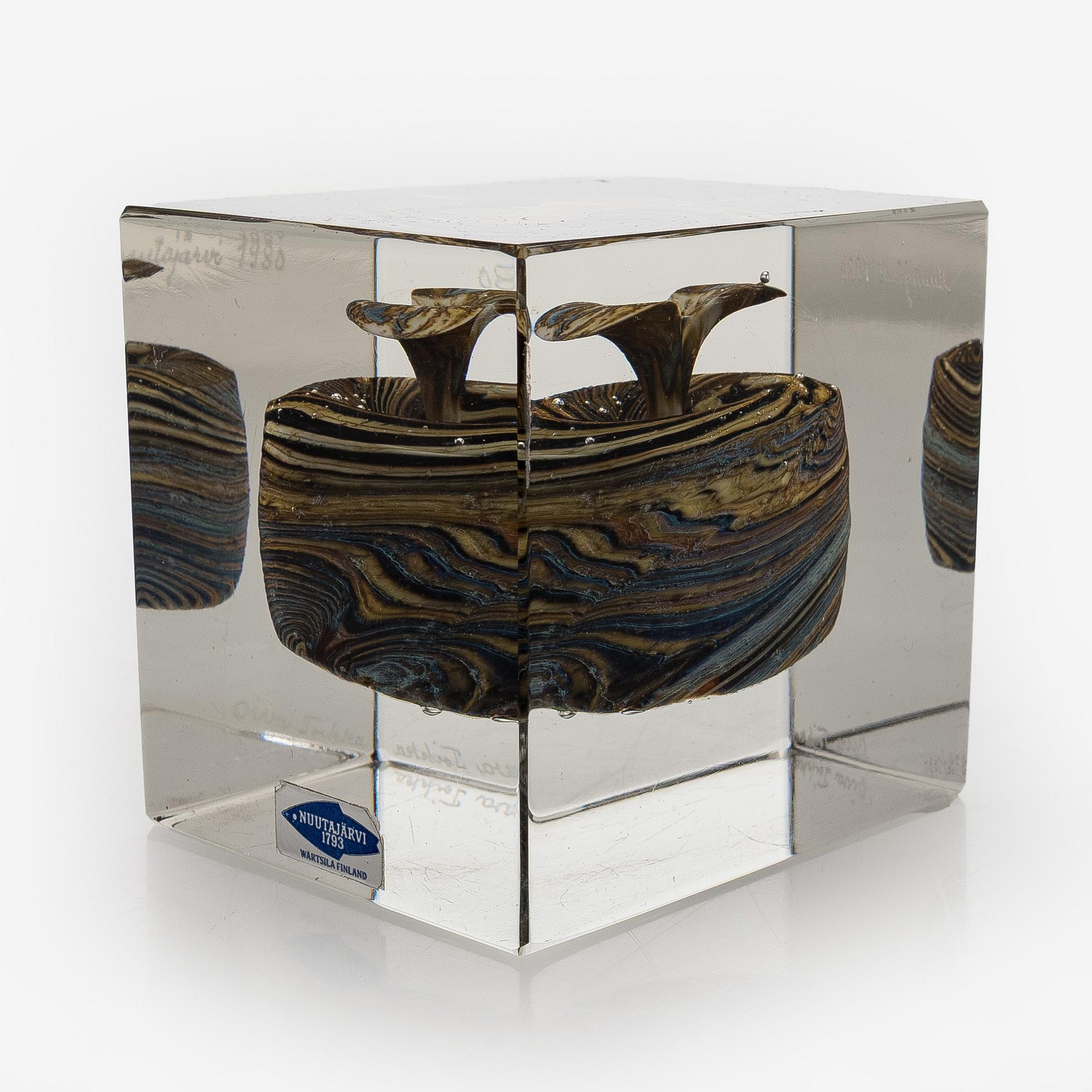 Oiva Toikka, an annual glass cube, signed Oiva Toikka Nuutajärvi 1980 and numbered 872/1000.