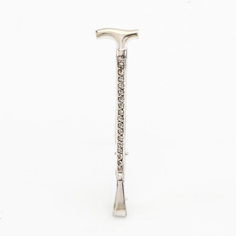 Brooch in 18K white gold shaped like a riding crop with rose-cut diamonds, G. Dahlgren & Co Malmö 1944.