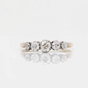 RING, 18K guld med 5 st gammalslipade diamanter, tot. ca 0.60 ct. Vikt ca 3,1 gram.