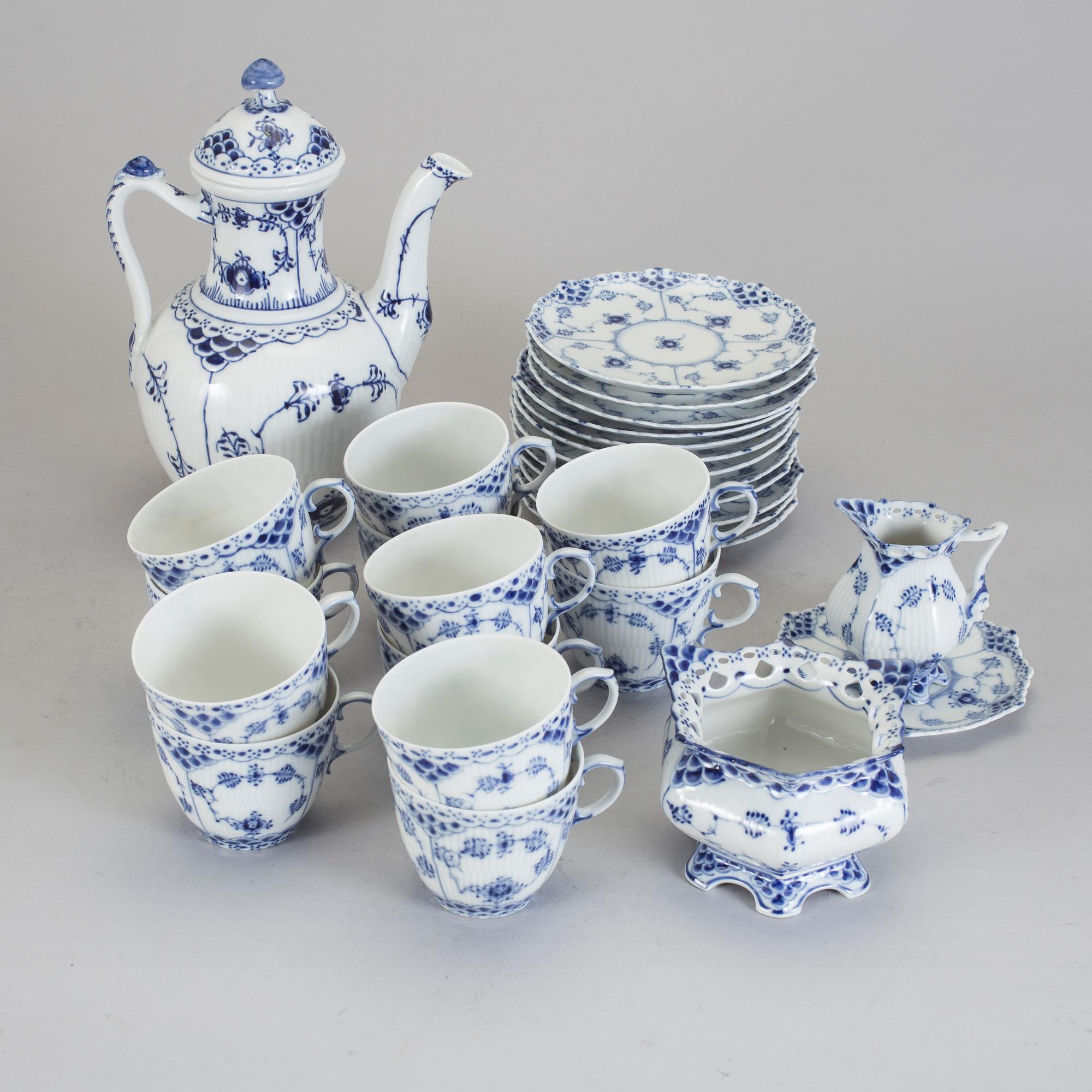 SERVISDELAR, 32 delar, porslin, "Musselmalet" Royal Copenhagen, Danmark.