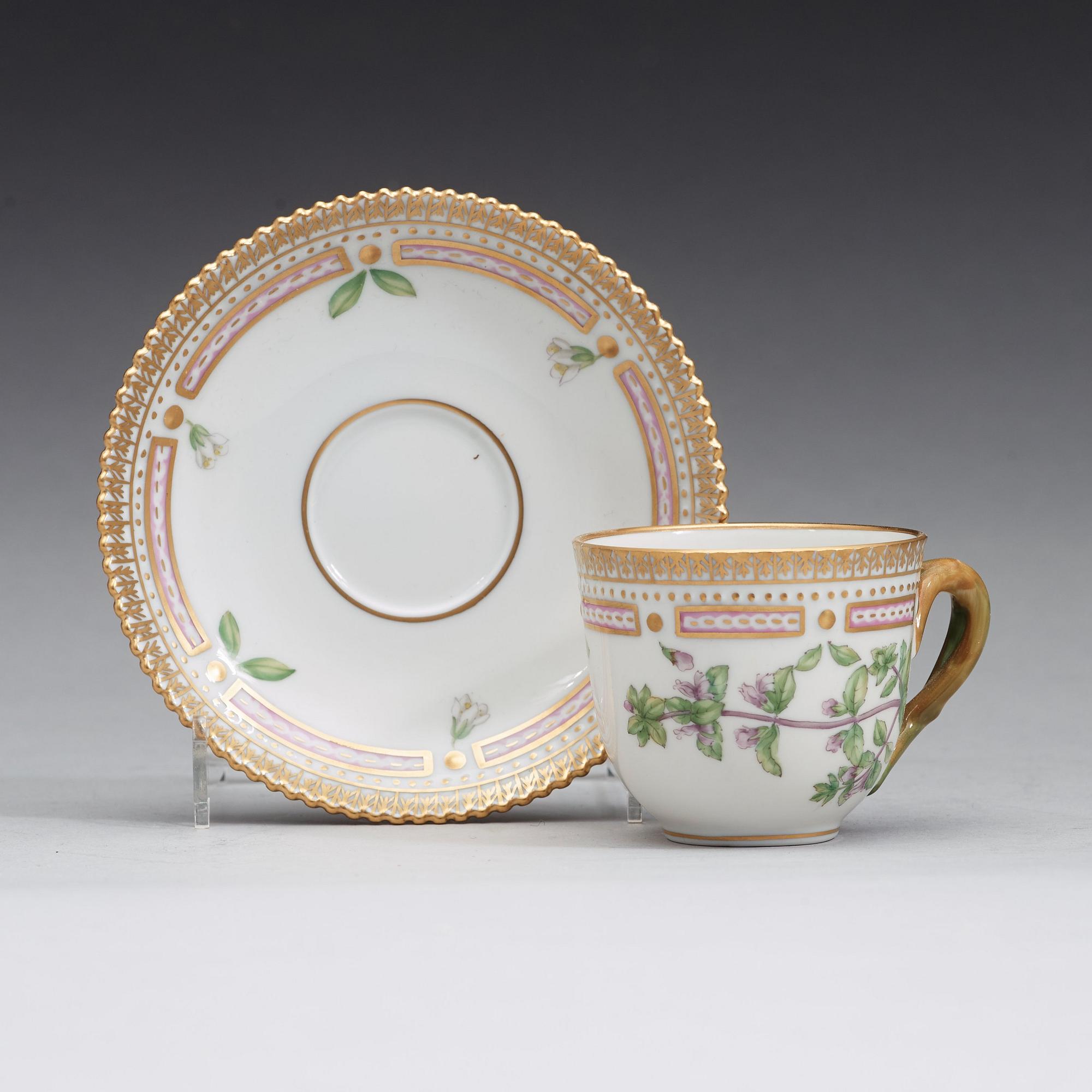 KAFFEKOPPAR med FAT, nio stycken, porslin. "Flora Danica", Royal Copenhagen, Danmark.