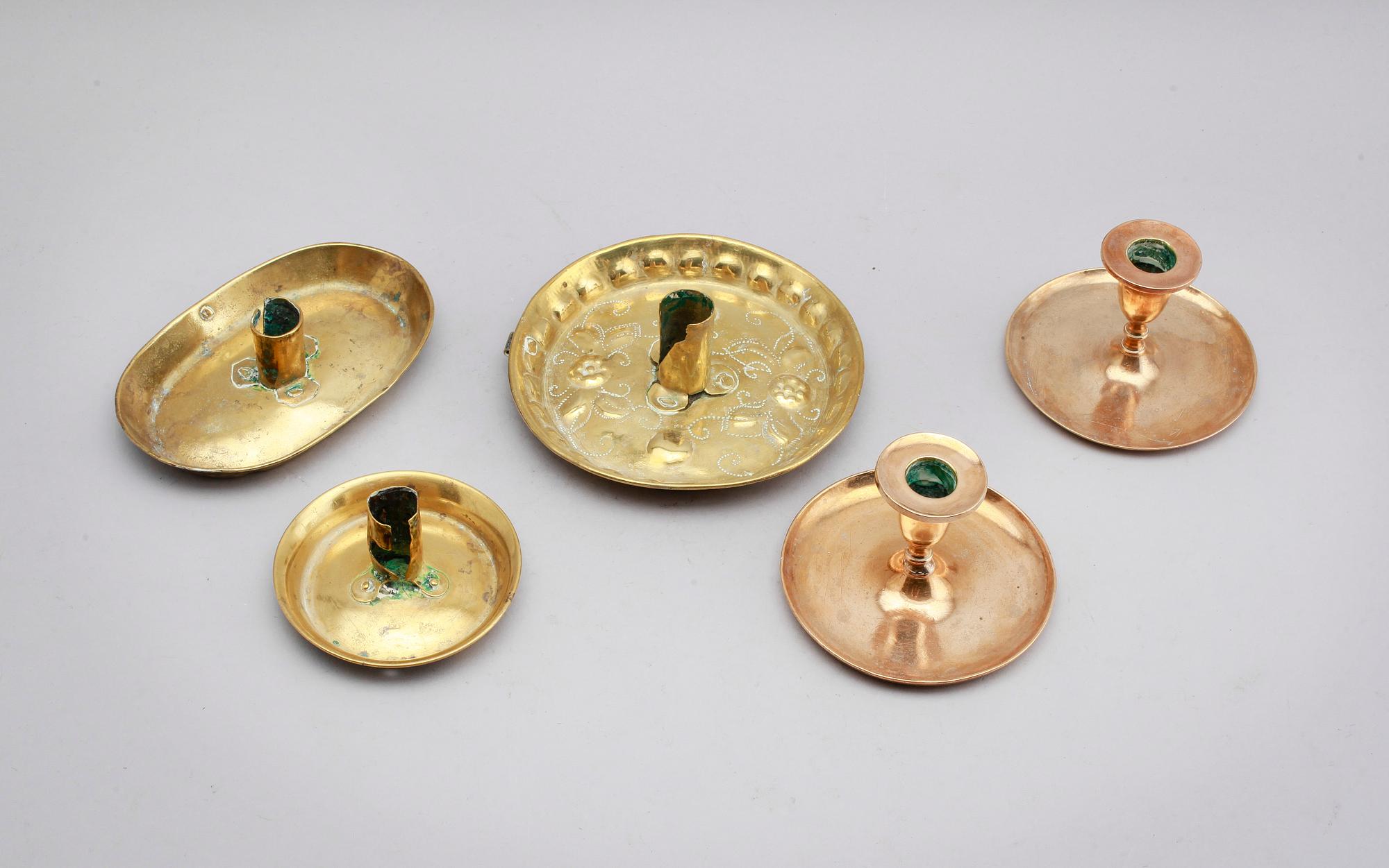 SAMLING LJUSPLÅTAR OCH LJUSSTAKAR, 5 st, mässing, 1700-tal.