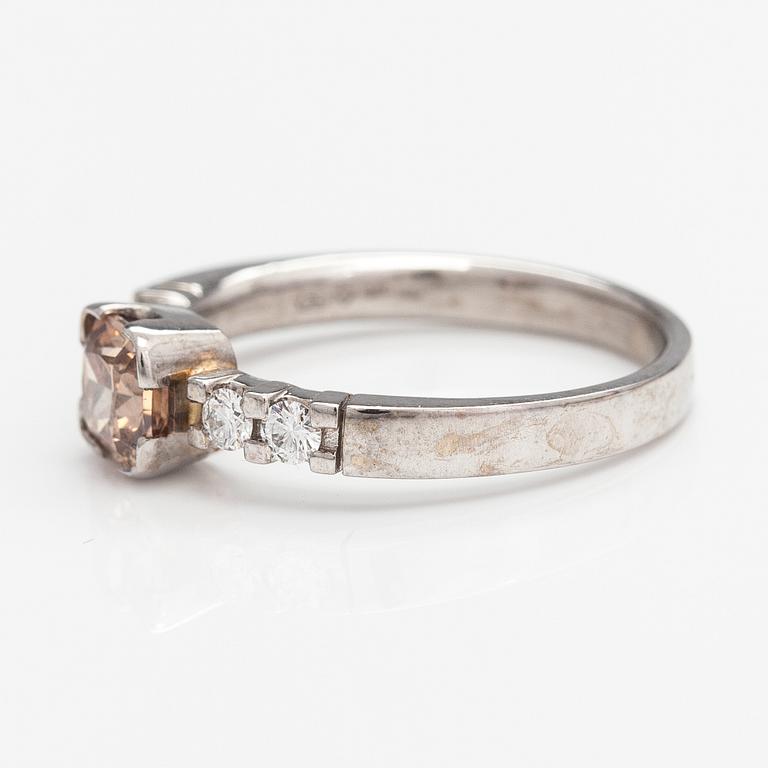 Sormus, 14K valkokultaa, timantteja n. 1.14 ct yht. Kultakeskus, 2004.