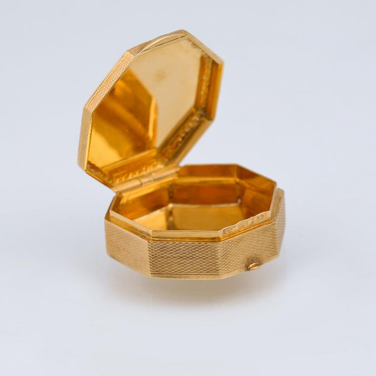 DOSA, 18K guld, importstämplat, Stockholm, 1917. Vikt 12,0 gram.