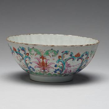 A famille rose bowl, Qing dynasty, Qianlong (1736-95).