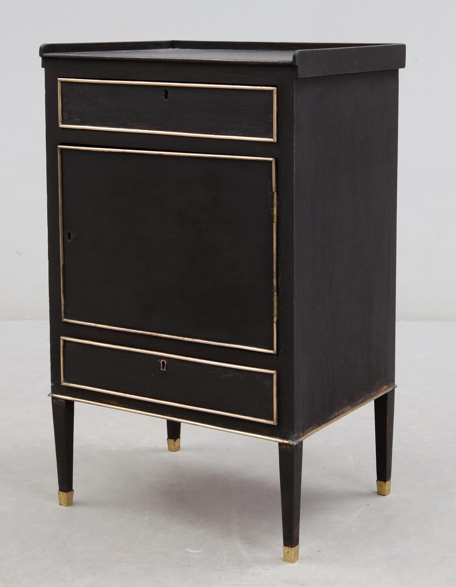 POTTSKÅP, gustaviansk stil 1900-tal.