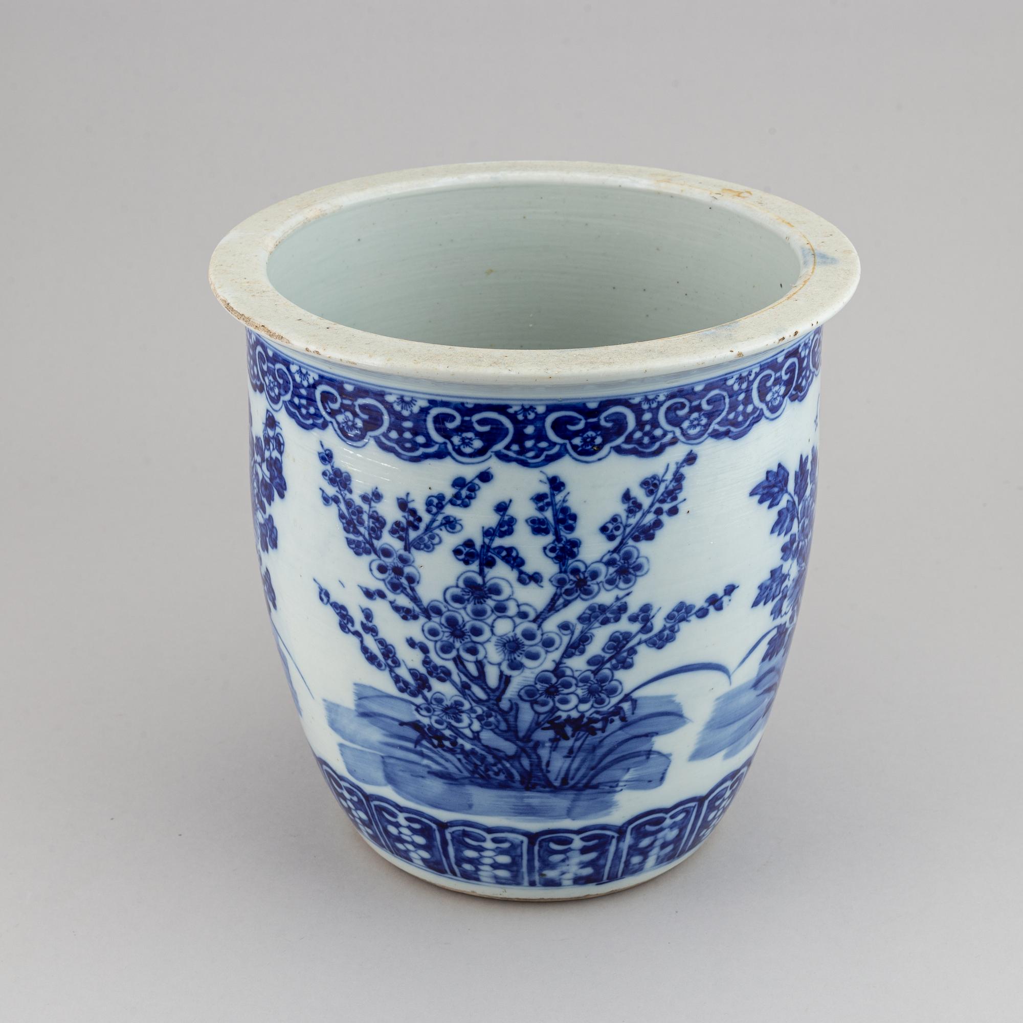 A blue and white flower pot, late Qing dynasty.