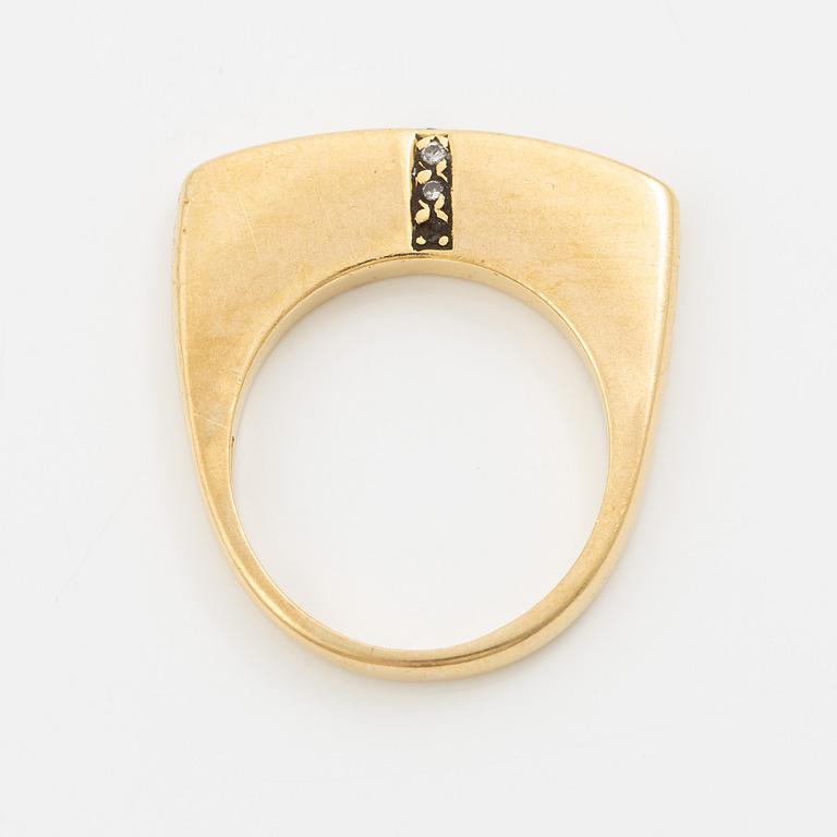 Ring, 18K guld med små briljantslipade diamanter.