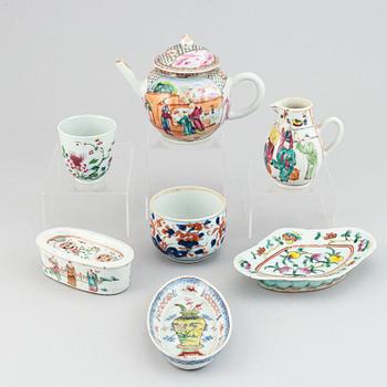 A group of 7 porcelain objects, Qing dynasty, 18th/19th century.