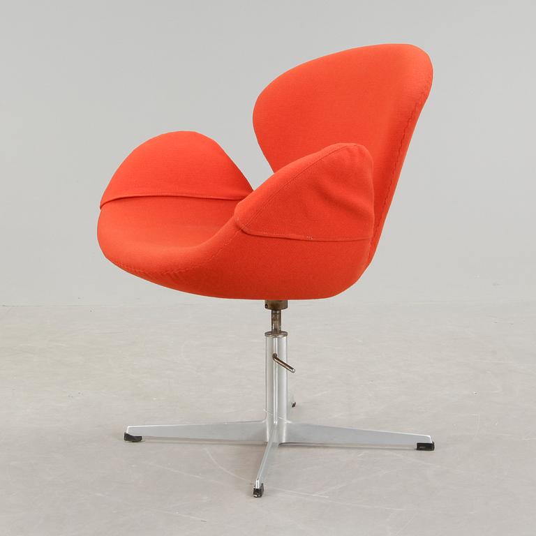 ARNE JACOBSEN, fåtölj, "Svanen", Fritz Hansen, Danmark 1960/70-tal.