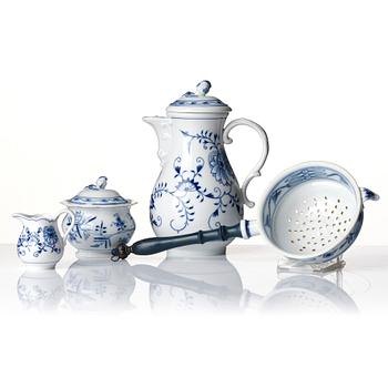 A coffeepot, sugarbowl, creamjug and a strainer, 'Zwiebelmuster', Meissen, Germany.