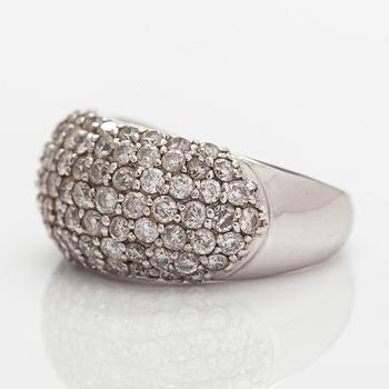 Ring, bombé, 18K vitguld och diamanter ca 2.00 ct tot enligt gravyr.