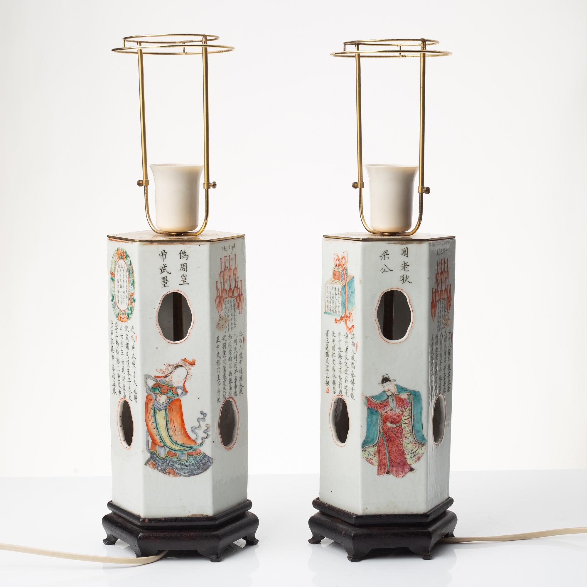 Perukstockar/bordslampor, ett par, porslin, Kina, sen Qingdynati.