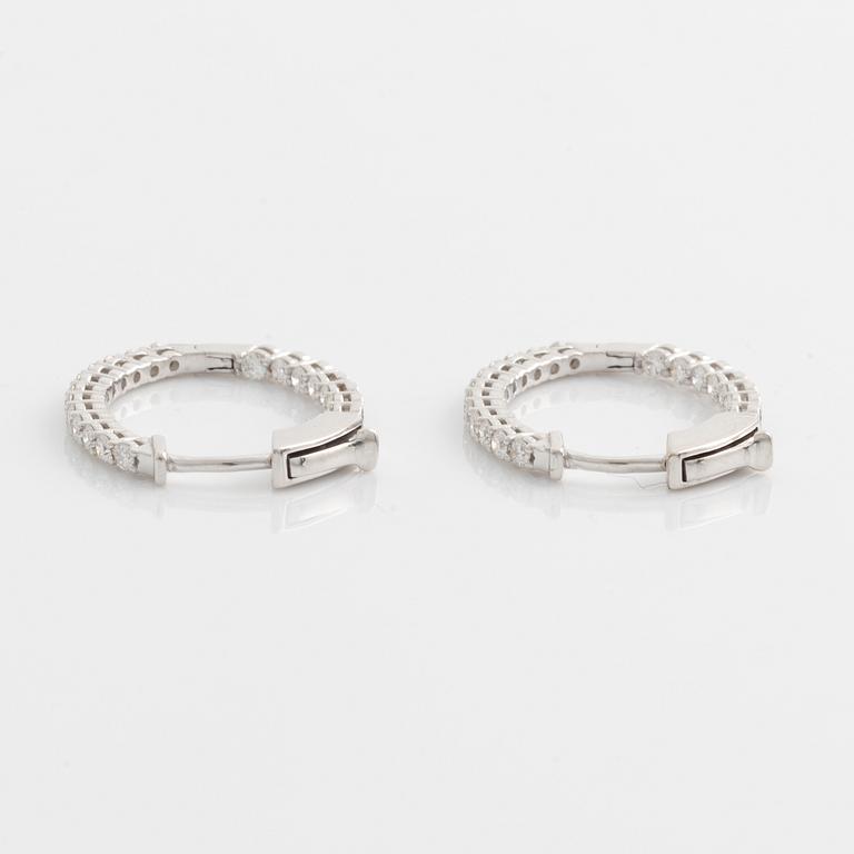 Örhängen, kreoler, med briljantslipade diamanter.