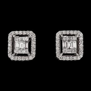 1335. A pair of brilliant cut diamond earrings, tot. 0.57 cts.