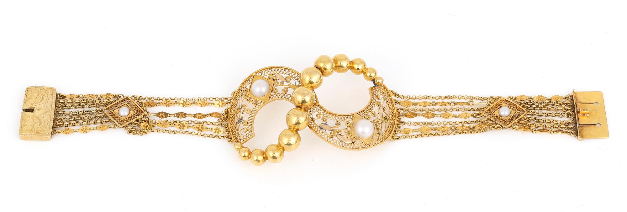 ARMBAND, 20K guld filigranarbete samt pärlor, Olof Löfvander och Johan Petter Forssberg, Luleå, 1800-tals. Vikt 21,37 g.