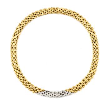 497. An 18K gold necklace set with round brilliant-cut diamonds.