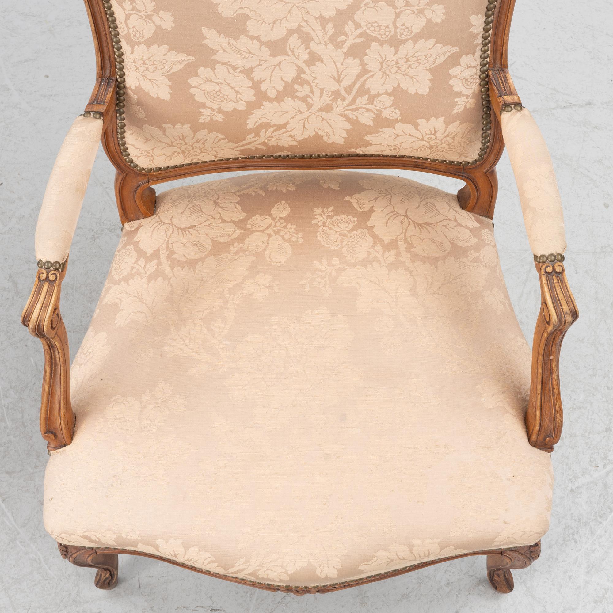 Karmstolar, ett par, rokokostil, 1900-talets första hälft.