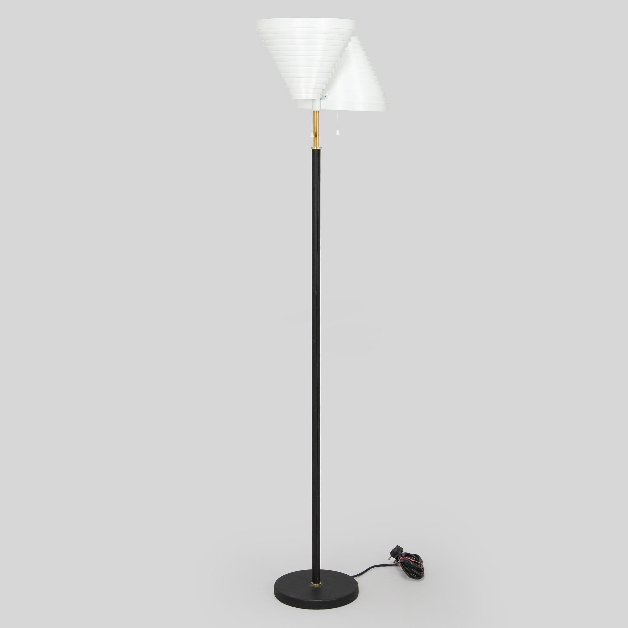 Alvar Aalto, lattiavalaisin, malli A810, Artek, 1900-luvun loppu.