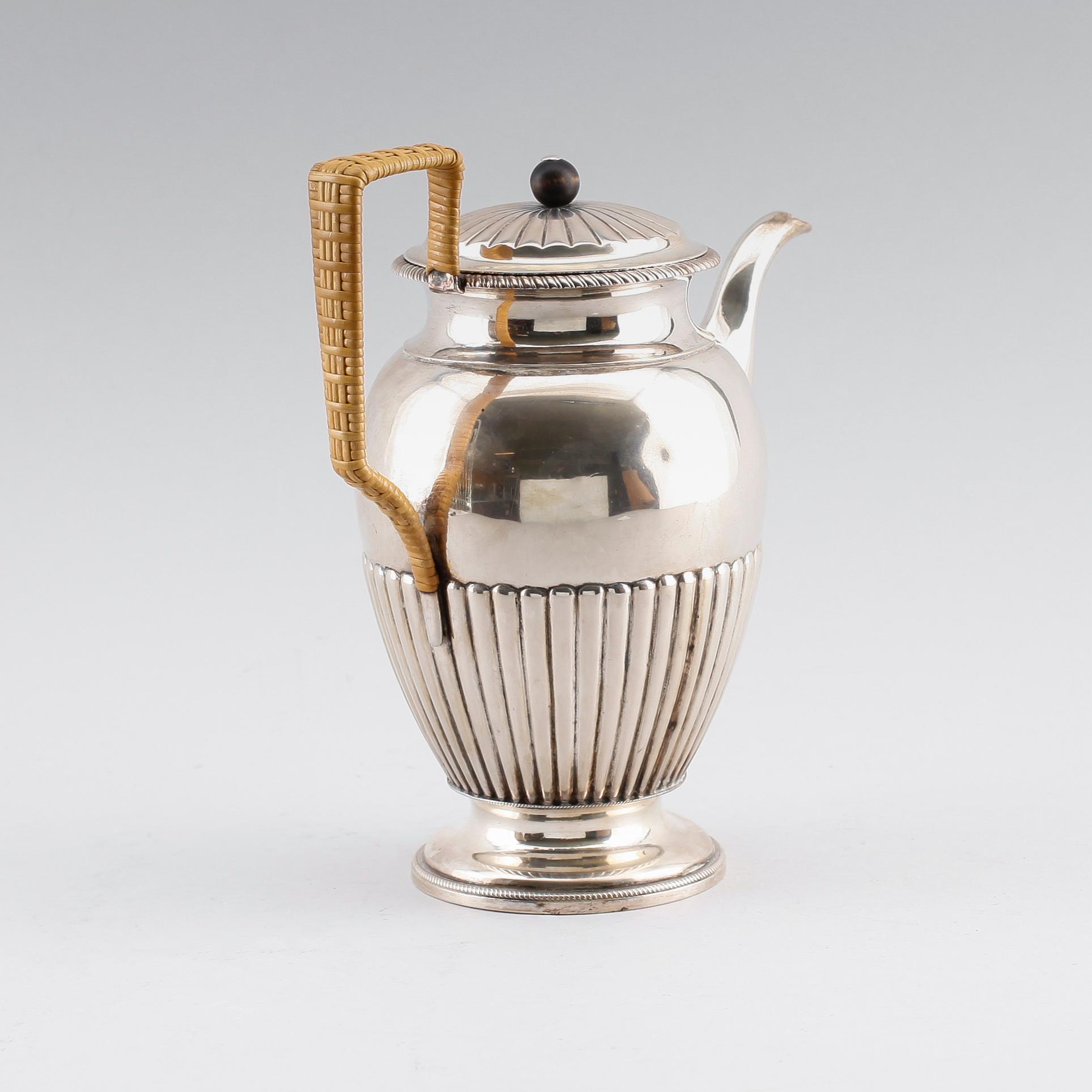 KAFFEKANNA, silver, Wien, möjligen 1869. Vikt ca 628 gram.