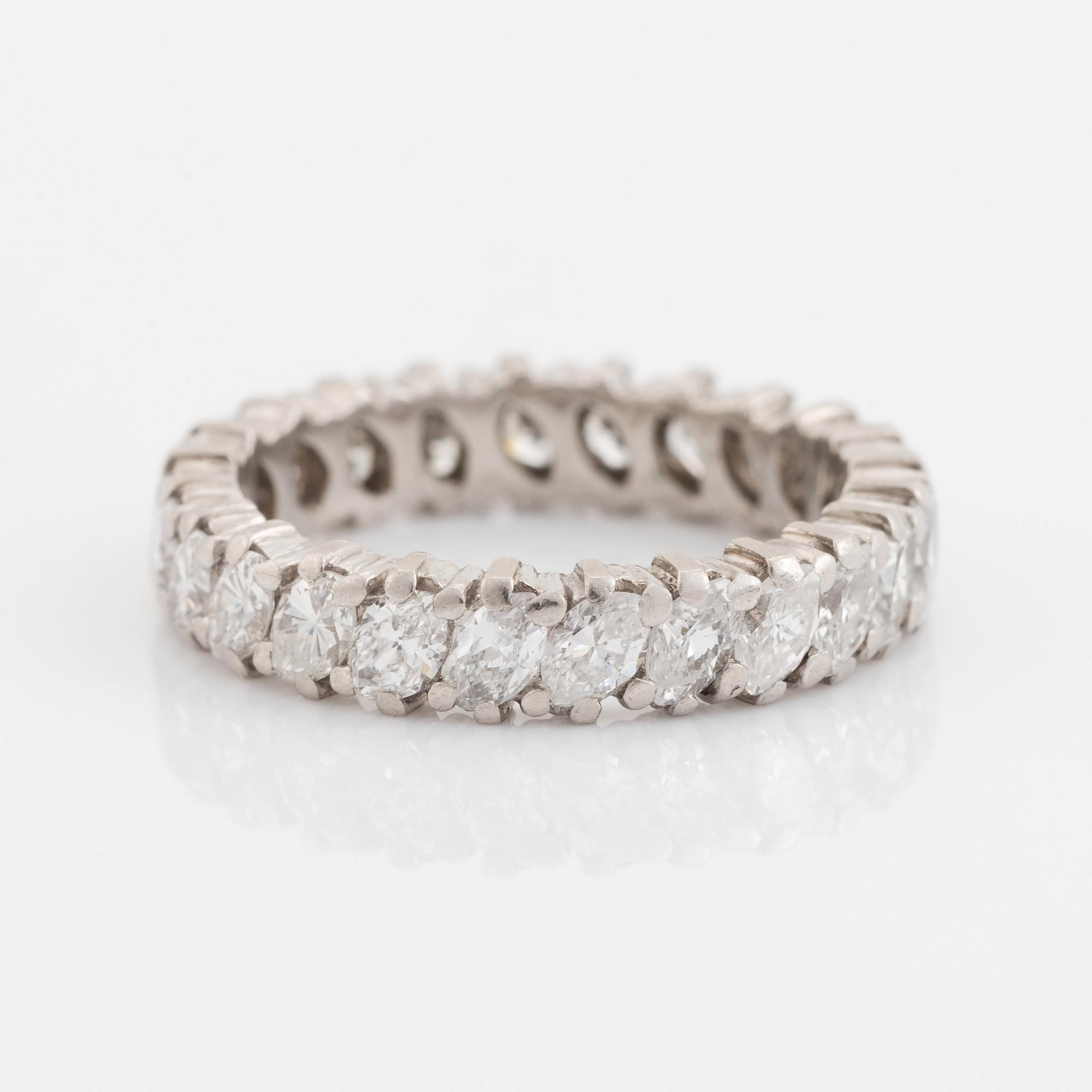 Cartier ring platina med navettslipade diamanter.