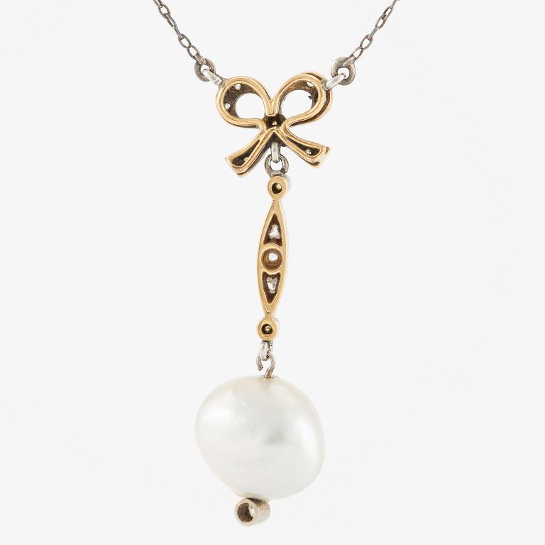 Collier 18K guld och silver med en odlad pärla och rosenslipade diamanter.