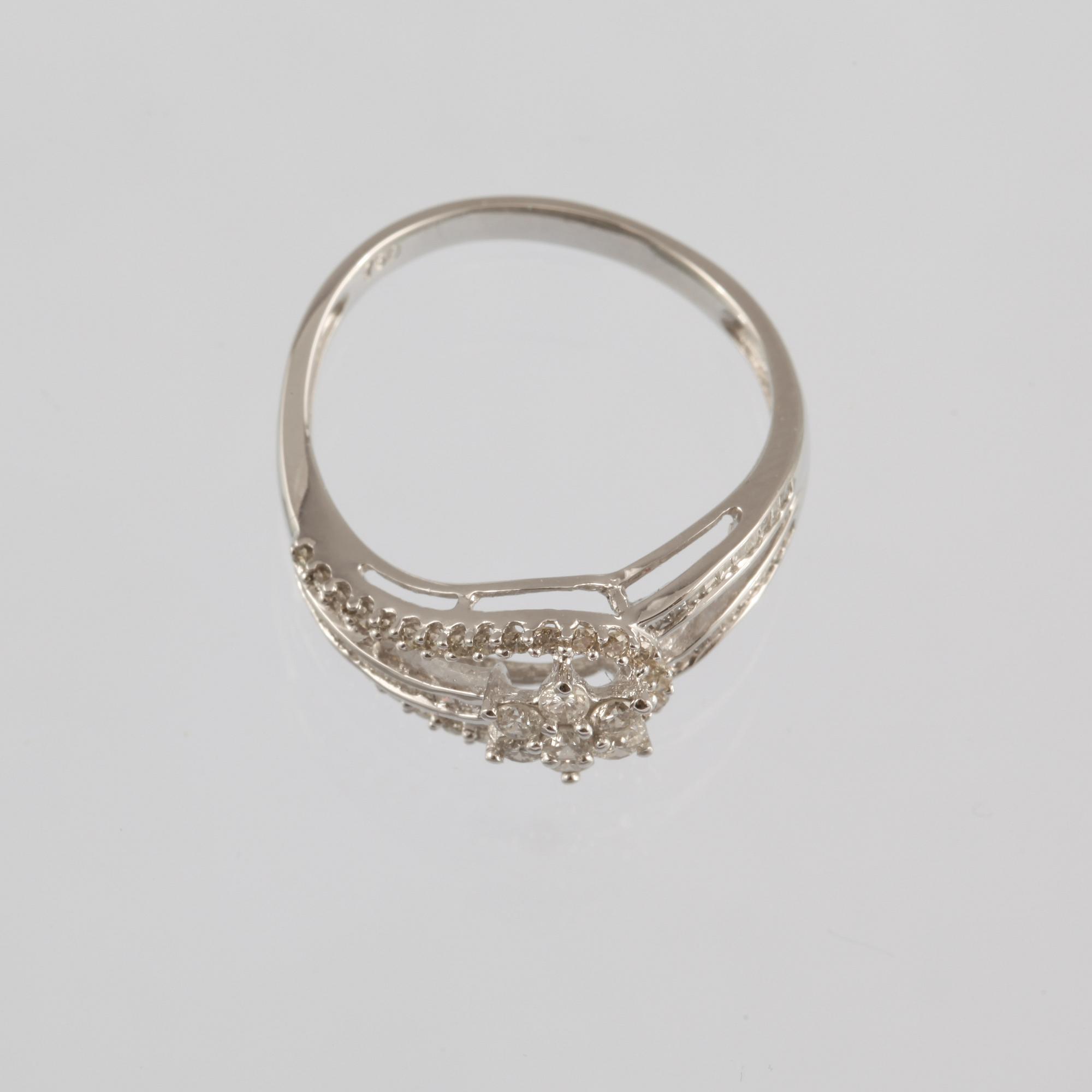 RING, 18k vitguld med briljant och baguettslipade diamanter, 0.47 ct. Vikt 2 g.