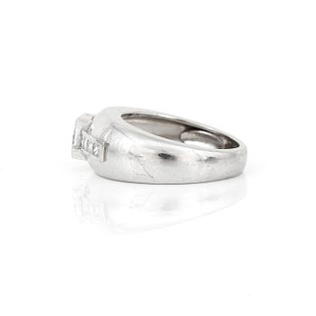 RING, 18K vitguld med prinsesslipade diamanter, tot ca 1,80 ct, Van Cleef & Arpels. Total vikt ca 10,81 g.