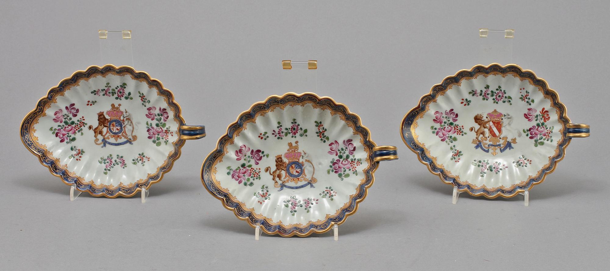 HÄNKELFAT, 3 st, porslin, troligen Samson, Frankrike, 1900-tal.