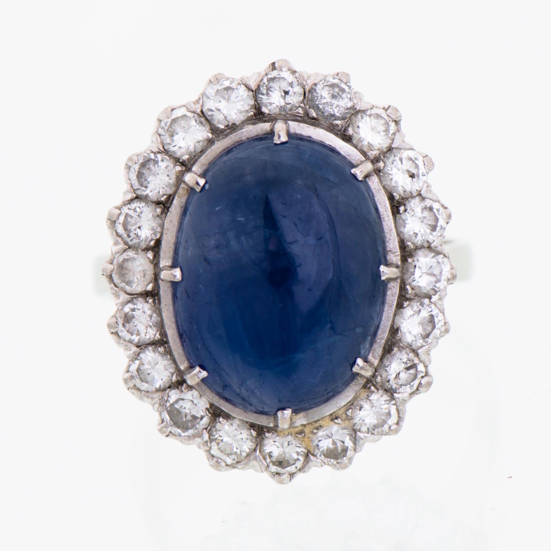 RING, cabochonslipad stjärnsafir, briljantslipade diamanter, 18K vitguld.