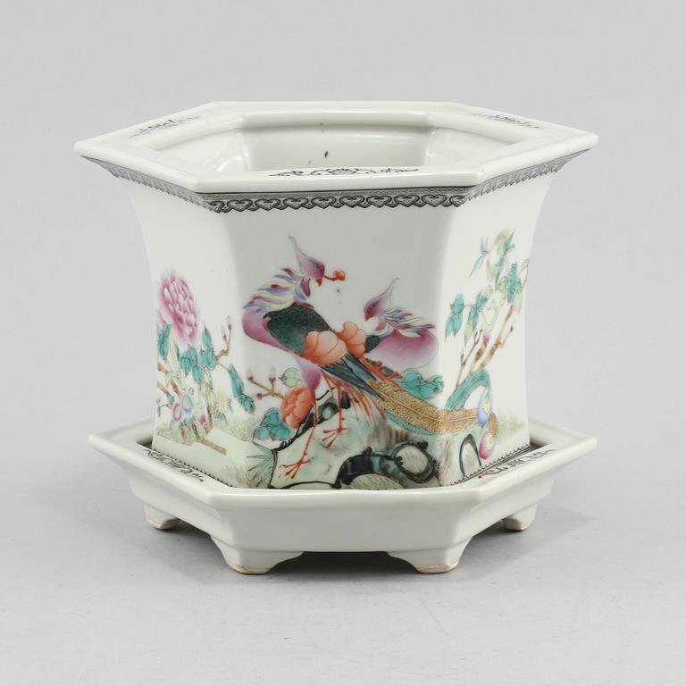 YTTERFODER MED UNDERFAT, porslin, Kina, omkring 1900-talets mitt.