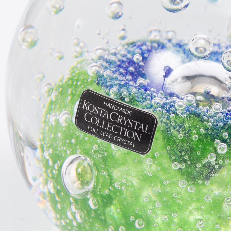 Vicke Lindstrand, Göran Wärff, Caithness of Scotland, five glass paper weights, signed.