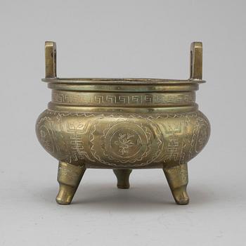 A CHINESE BRONZE CHARCOAL BURNER, 20TH CENTURY.